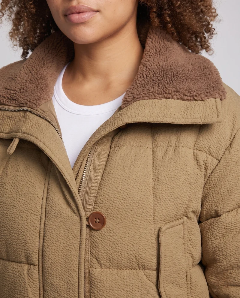 Damen kurze gepolsterte Teddy gesteppte Jacke mit überlappendem Stehkragen, geripptem Saum und aufgesetzter Klappentasche