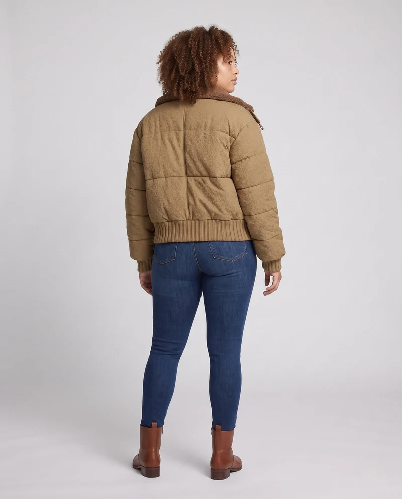 Damen kurze gepolsterte Teddy gesteppte Jacke mit überlappendem Stehkragen, geripptem Saum und aufgesetzter Klappentasche