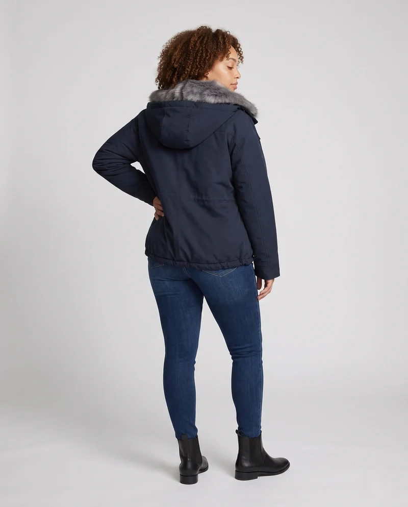 Damen kurze gepolsterte Winterjacke mit voluminösem Kunstfellkragen und winddichter Außenschale
