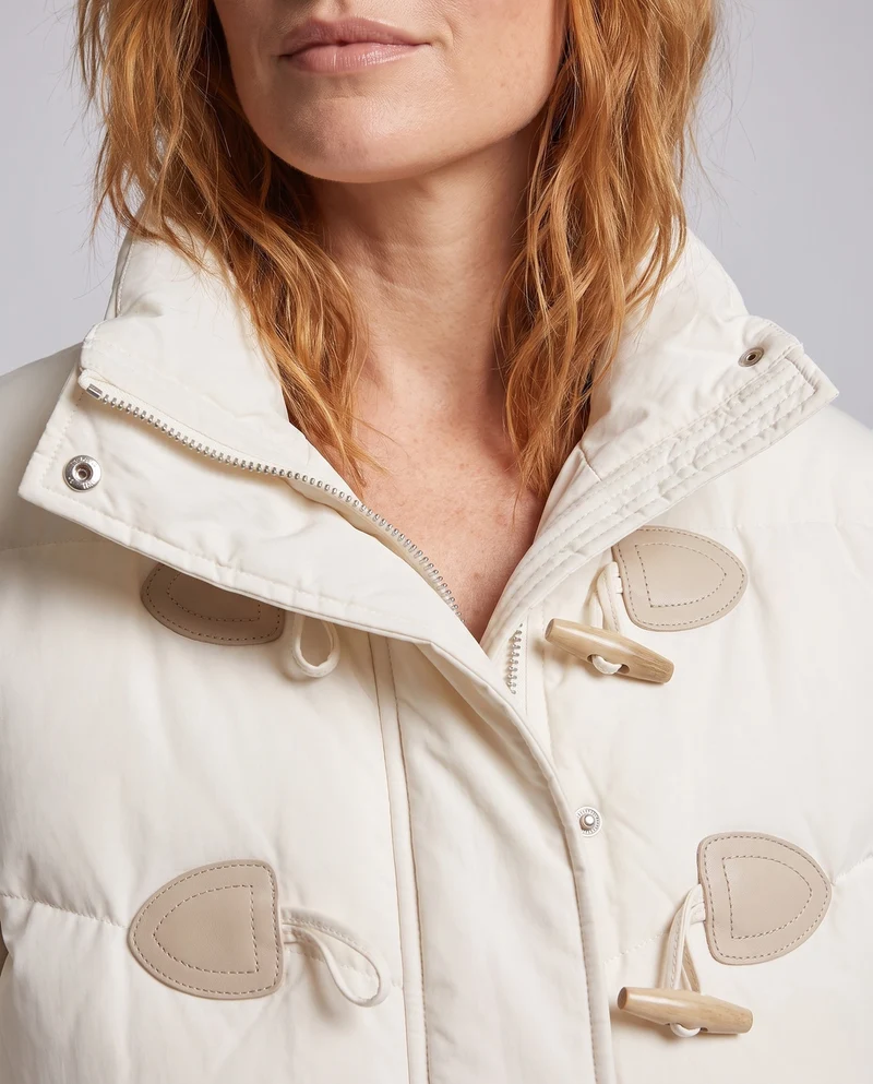 Damen kurze boxy Dufflejacke mit dekorativen Toggle-Verschlüssen, winddichtem Frontflap und verstellbaren Ärmelriegeln.