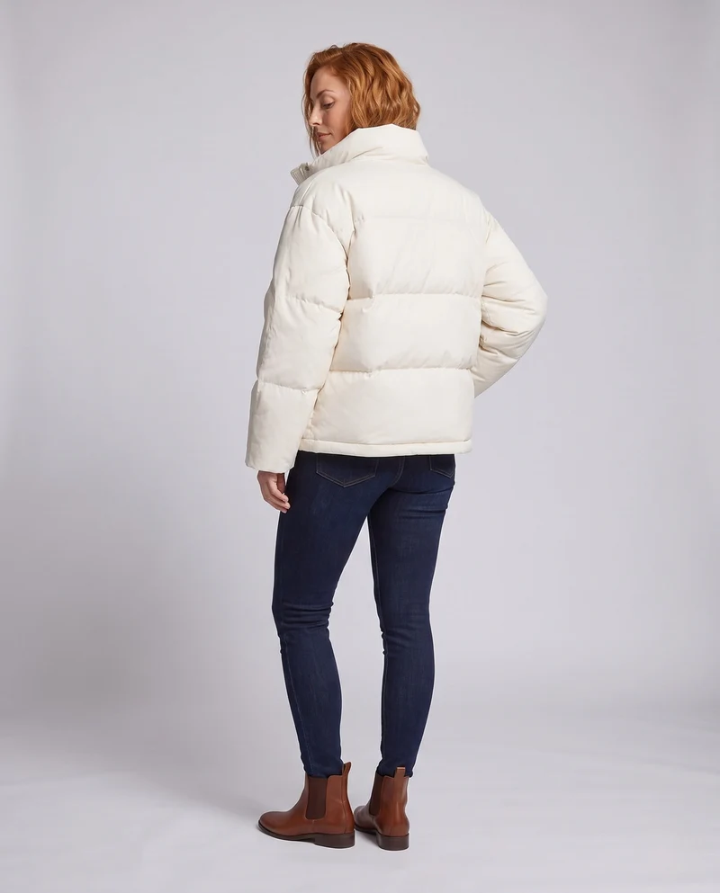 Damen kurze boxy Dufflejacke mit dekorativen Toggle-Verschlüssen, winddichtem Frontflap und verstellbaren Ärmelriegeln.