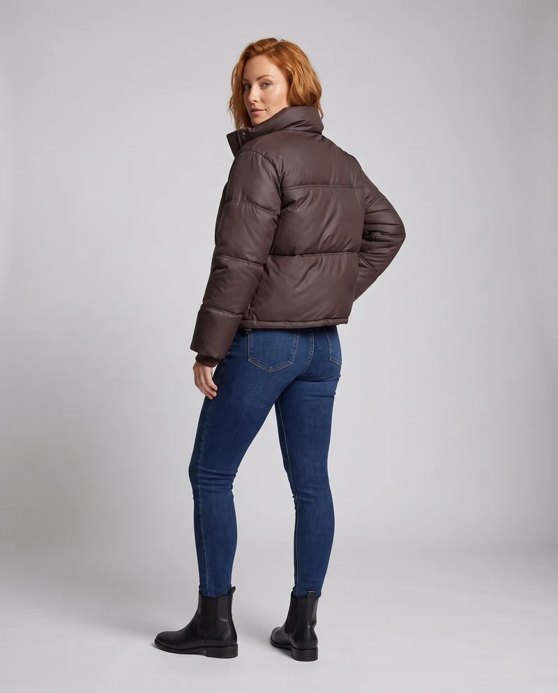 Damen kurze boxy Steppjacke mit ergonomischem Stehkragen und verdeckter Druckknopfblende