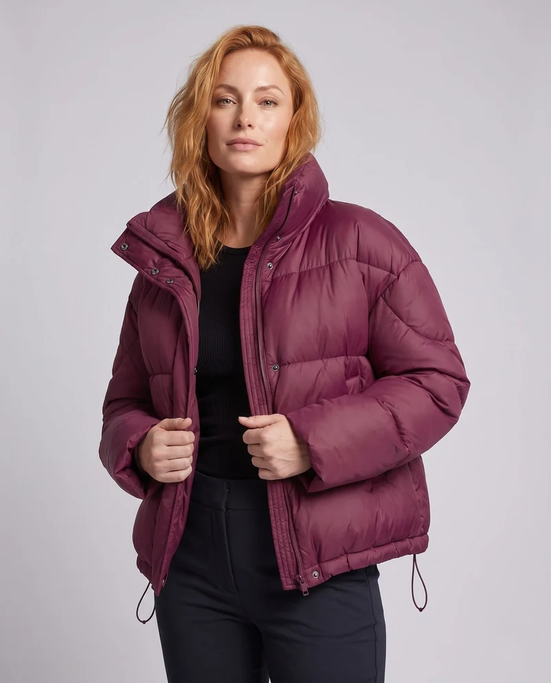 Damen Nan Short Boxy Puffer mit ergonomischer Kapuzenkragen, verstellbarem Saum und verdeckter Frontblende