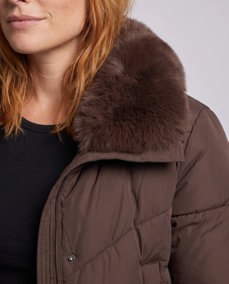 Damen kurze boxy Steppjacke mit extra-weichem Schalkragen im Kunstfaser-Look und verstellbarem Saum