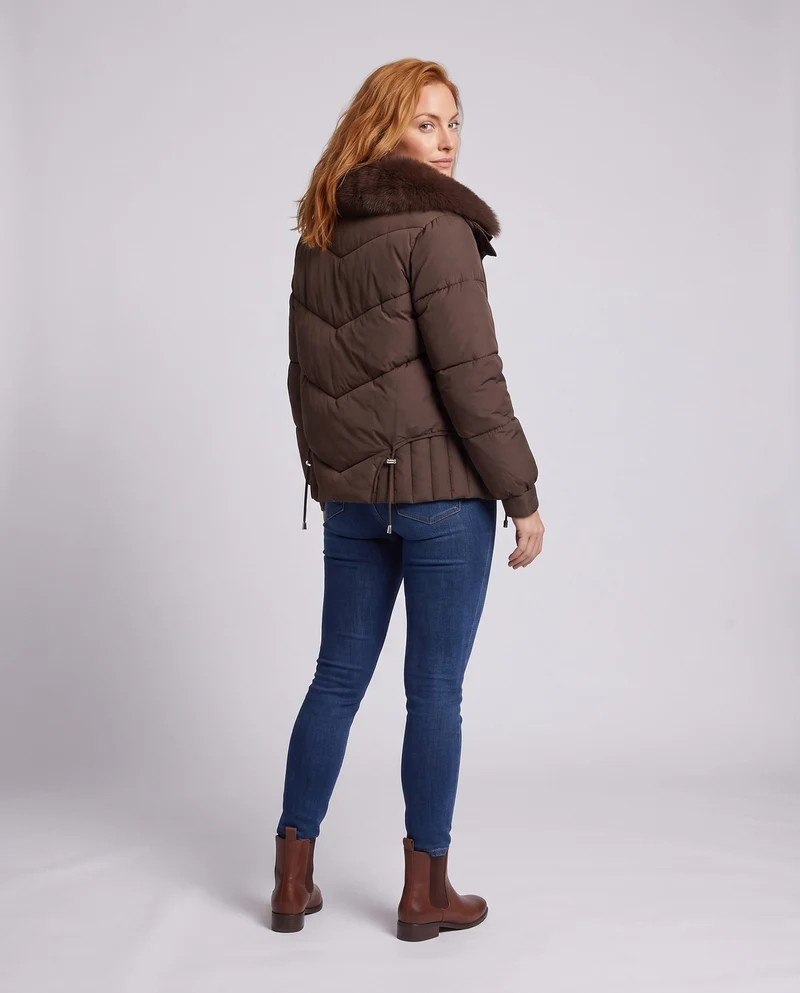 Damen kurze boxy Steppjacke mit extra-weichem Schalkragen im Kunstfaser-Look und verstellbarem Saum