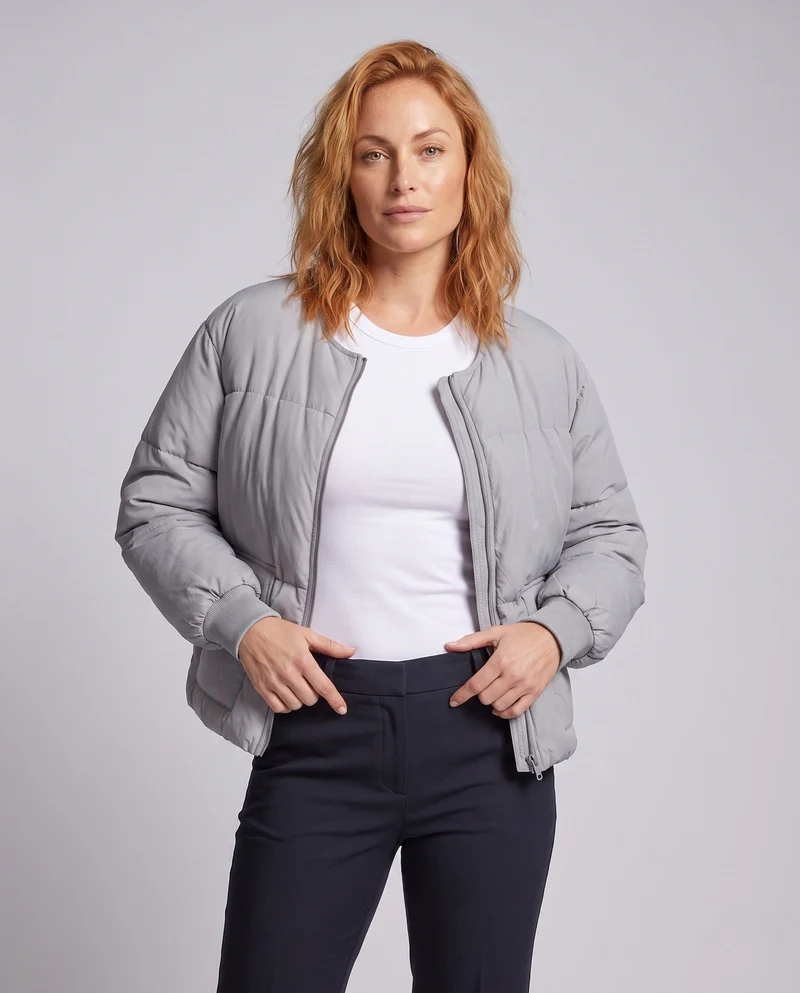 Damen kurze boxy gesteppte Jacke mit geradem Schnitt, verdecktem Reißverschluss und elastischen Bündchen