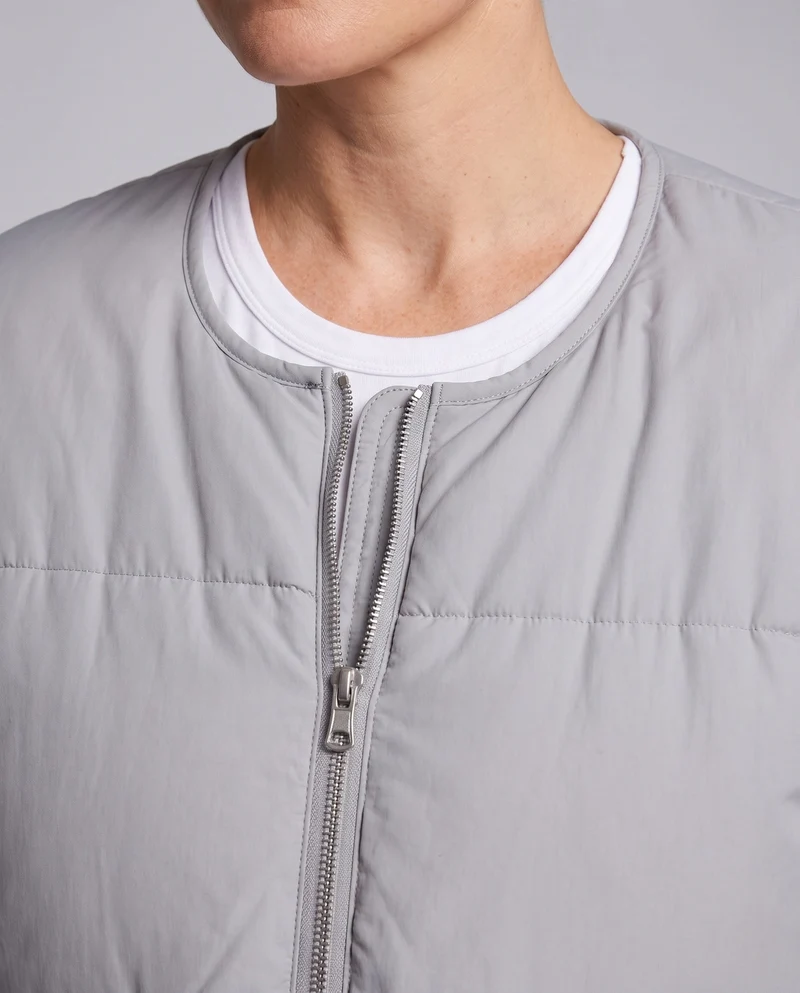 Damen kurze boxy gesteppte Jacke mit geradem Schnitt, verdecktem Reißverschluss und elastischen Bündchen