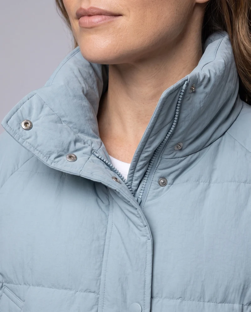 Damen kurze Cloud Pufferjacke im kastigen Schnitt mit quadratischer Steppung, hohem Stehkragen und verdeckter Druckknopfleiste