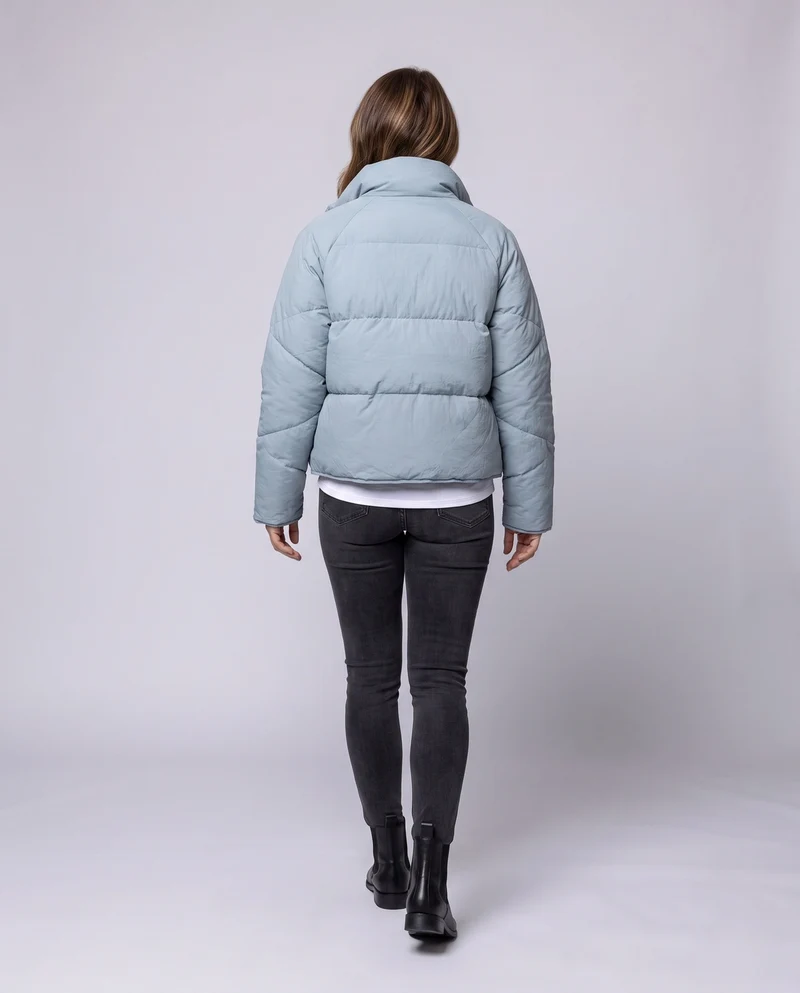 Damen kurze Cloud Pufferjacke im kastigen Schnitt mit quadratischer Steppung, hohem Stehkragen und verdeckter Druckknopfleiste