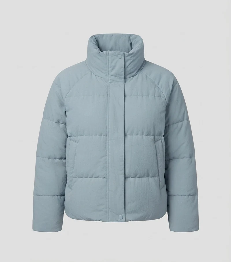 Damen kurze Cloud Pufferjacke im kastigen Schnitt mit quadratischer Steppung, hohem Stehkragen und verdeckter Druckknopfleiste