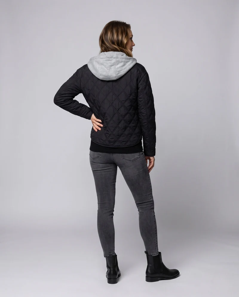 Damen kurze gesteppte Blousonjacke mit feiner Rautensteppung, Kapuzenfutter und wärmender thermischer Polsterung.