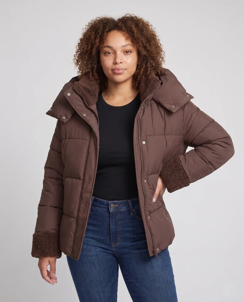 Damen kurze gesteppte reisefreundliche Winterparka mit Teddyabschlüssen, verstaubarem Kapuze und geräumigen Seitentaschen