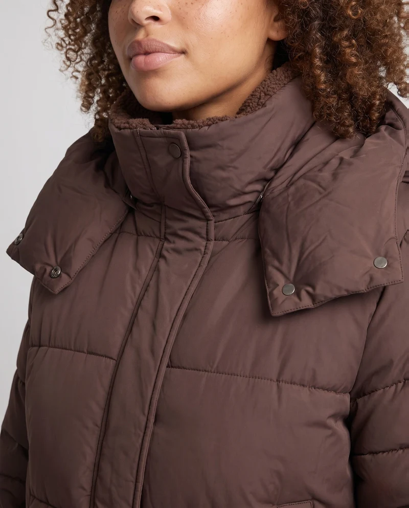 Damen kurze gesteppte reisefreundliche Winterparka mit Teddyabschlüssen, verstaubarem Kapuze und geräumigen Seitentaschen
