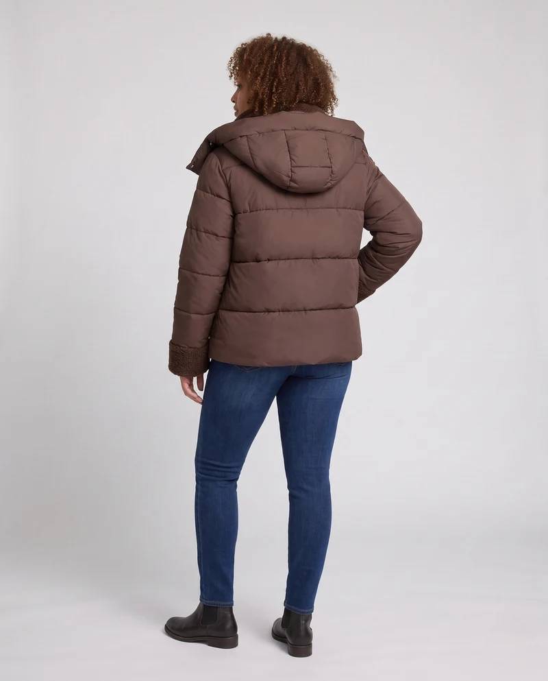 Damen kurze gesteppte reisefreundliche Winterparka mit Teddyabschlüssen, verstaubarem Kapuze und geräumigen Seitentaschen