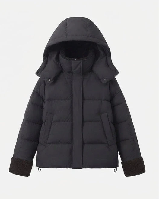 Damen kurze gesteppte reisefreundliche Winterparka mit Teddyabschlüssen, verstaubarem Kapuze und geräumigen Seitentaschen