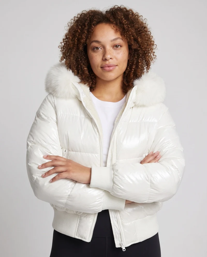 Damen kurze glänzende Pufferjacke mit übergroßer Kunstfellkapuze und Teddy-Futter