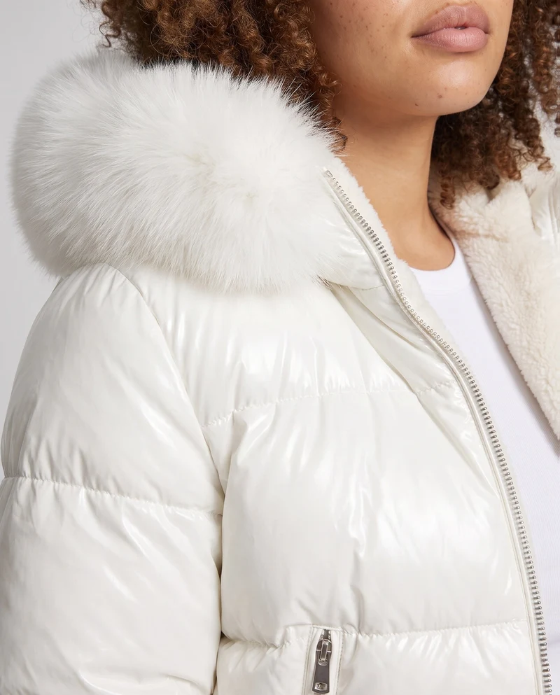 Damen kurze glänzende Pufferjacke mit übergroßer Kunstfellkapuze und Teddy-Futter