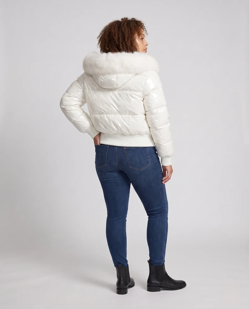 Damen kurze glänzende Pufferjacke mit übergroßer Kunstfellkapuze und Teddy-Futter
