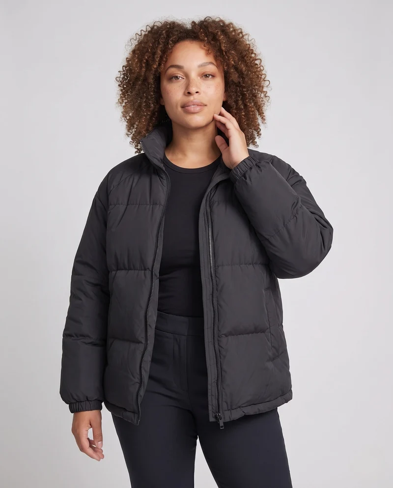 Damen kurze glänzende boxy Pufferjacke mit hohem Stehkragen und voluminösen Ärmeln
