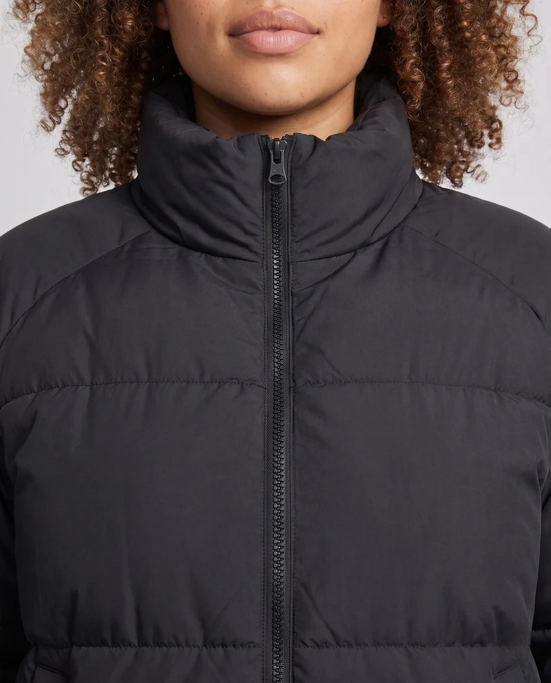 Damen kurze glänzende boxy Pufferjacke mit hohem Stehkragen und voluminösen Ärmeln