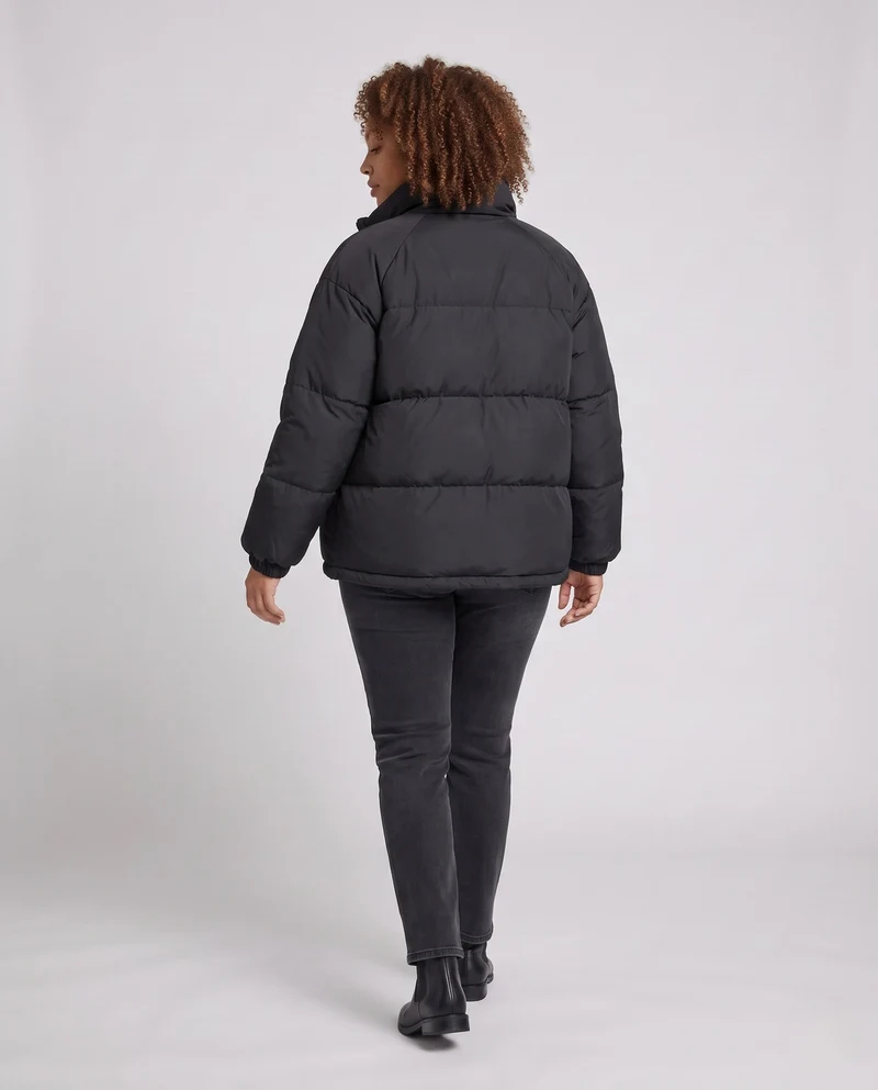Damen kurze glänzende boxy Pufferjacke mit hohem Stehkragen und voluminösen Ärmeln