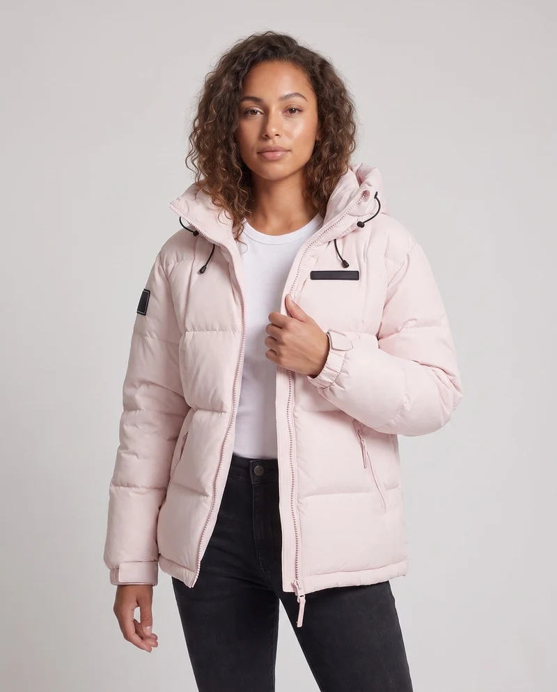 Damen kurze isolierende gesteppte Anorak mit minimalistischem Design, verdecktem Reißverschluss und verstellbarem Kapuze