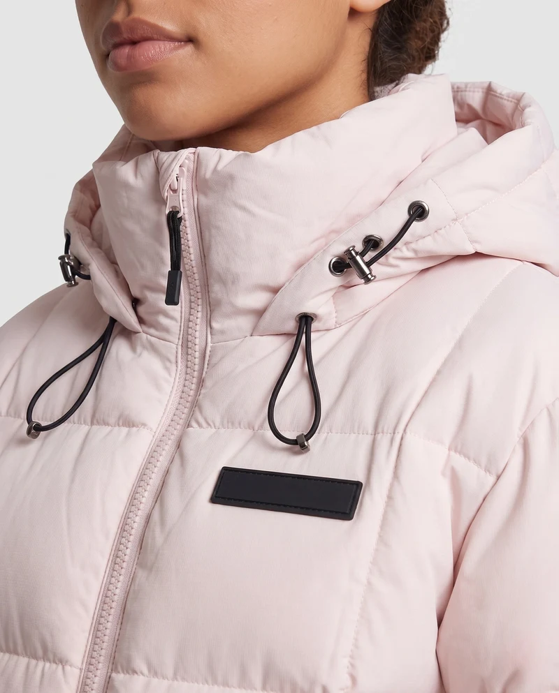 Damen kurze isolierende gesteppte Anorak mit minimalistischem Design, verdecktem Reißverschluss und verstellbarem Kapuze