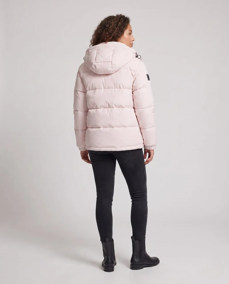 Damen kurze isolierende gesteppte Anorak mit minimalistischem Design, verdecktem Reißverschluss und verstellbarem Kapuze