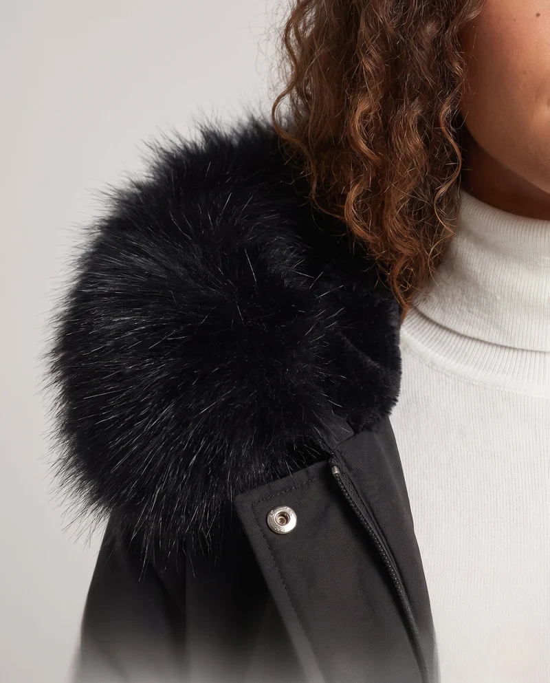 Damen kurze isolierte Utility-Parka mit modularen Cargo-Taschen und voluminösem Fellkragen