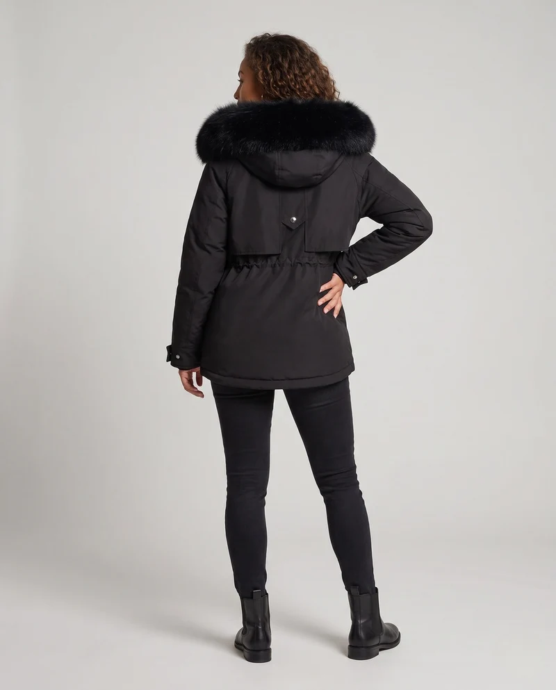 Damen kurze isolierte Utility-Parka mit modularen Cargo-Taschen und voluminösem Fellkragen