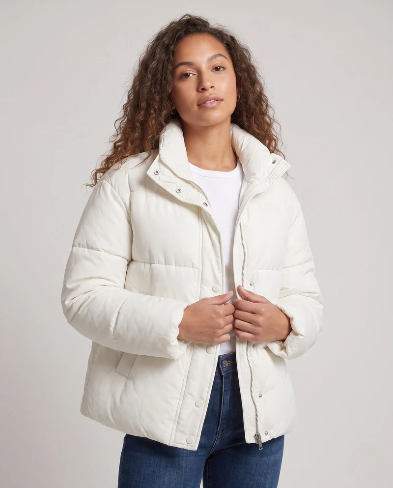 Damen kurze minimalistische boxy Puffjacke mit hohem Schalkragen und verdeckter Knopfleiste