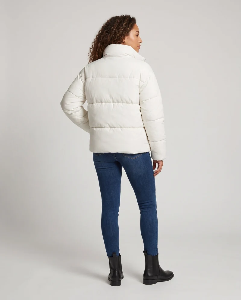 Damen kurze minimalistische boxy Puffjacke mit hohem Schalkragen und verdeckter Knopfleiste