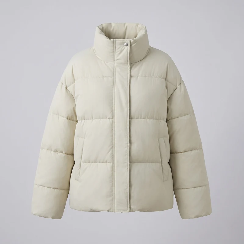 Damen kurze minimalistische boxy Puffjacke mit hohem Schalkragen und verdeckter Knopfleiste