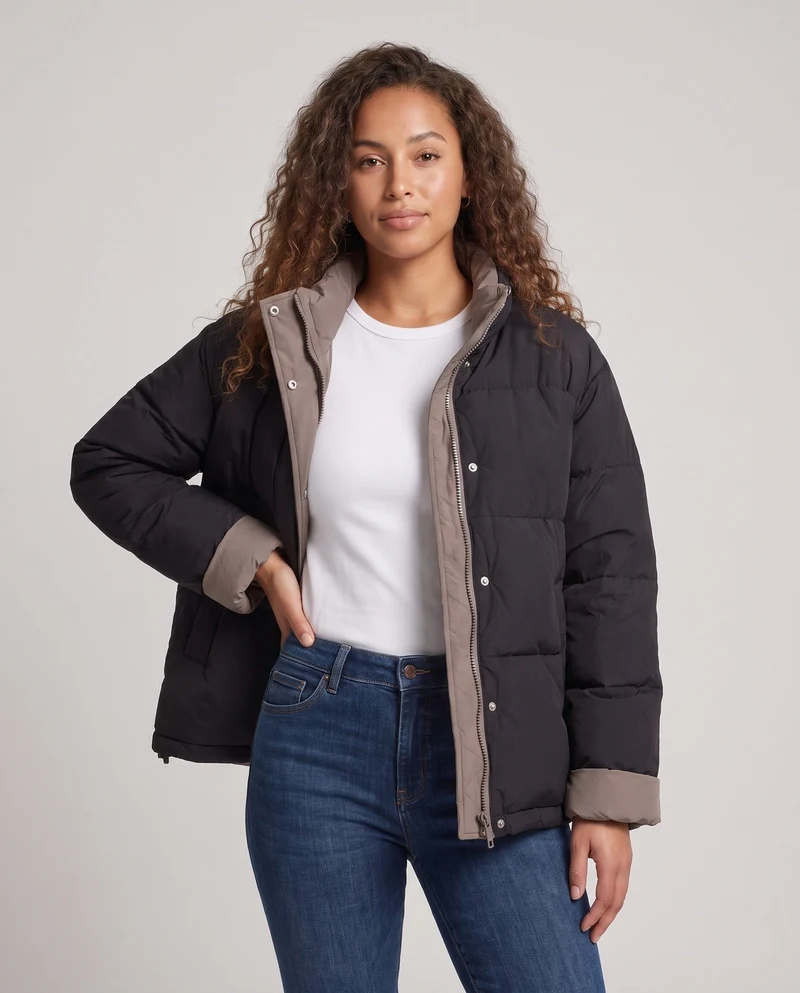 Damen kurze oversized wendbare Pufferjacke mit kontrastierendem Innenrand und Kordelzugsaum