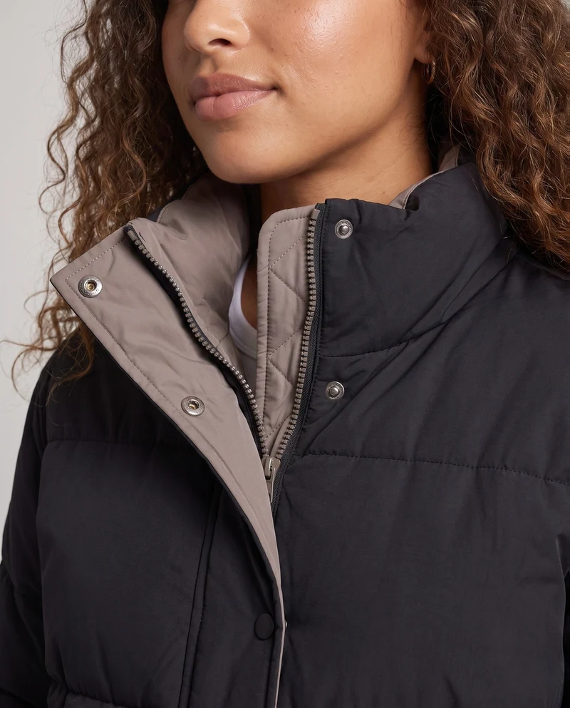 Damen kurze oversized wendbare Pufferjacke mit kontrastierendem Innenrand und Kordelzugsaum