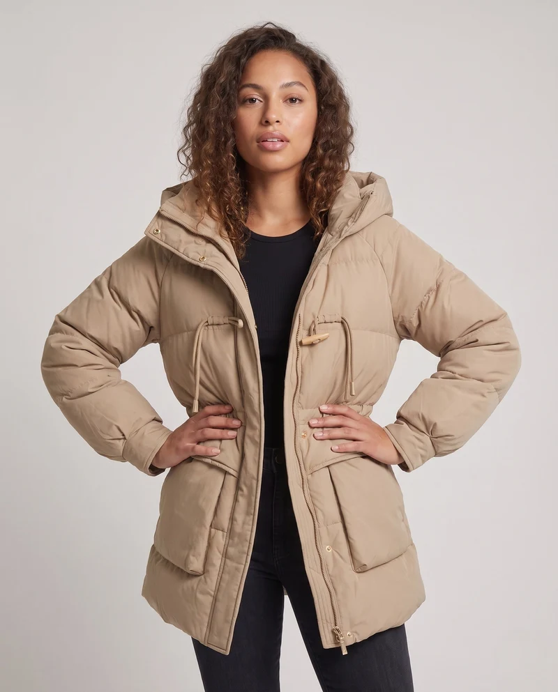 Damen kurze oversized Winterparka mit voluminöser Thermo-Dämmung, hohem Stehkragen und extra großen Klappentaschen