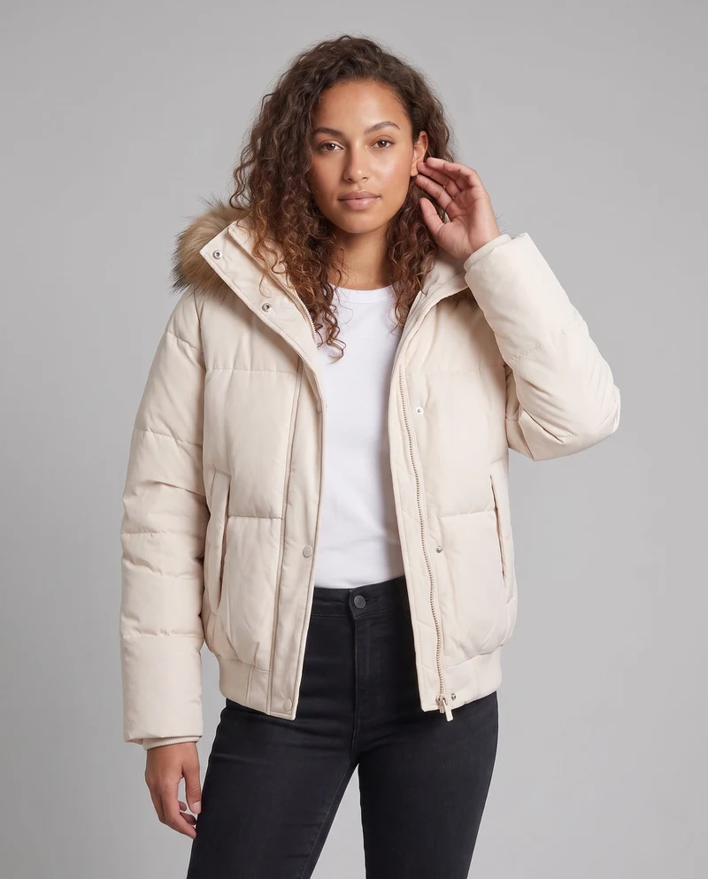 Damen kurze oversized Puffer-Bomberjacke mit abnehmbarem Kunstfellbesatz und verdecktem Reißverschluss.