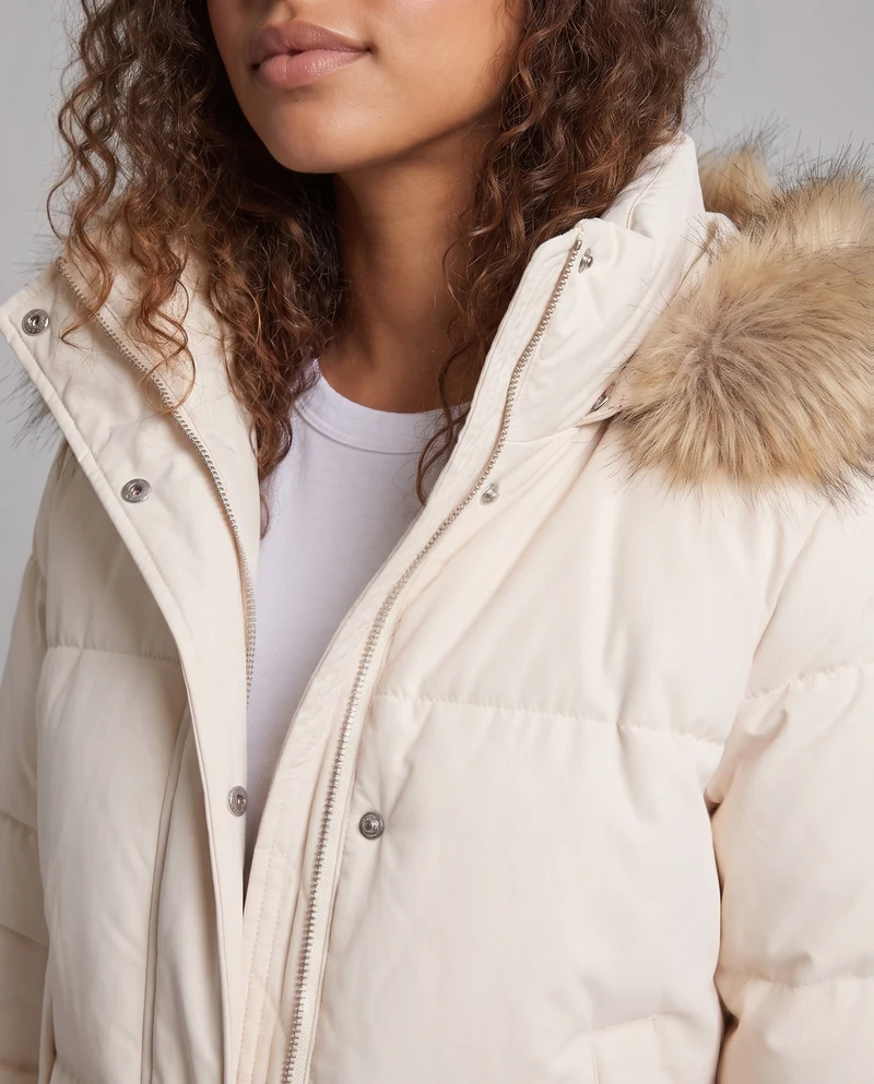 Damen kurze oversized Puffer-Bomberjacke mit abnehmbarem Kunstfellbesatz und verdecktem Reißverschluss.