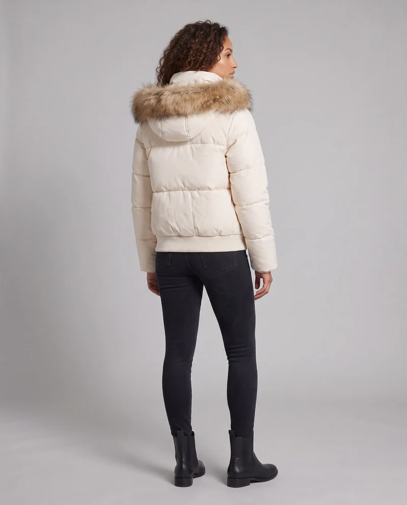 Damen kurze oversized Puffer-Bomberjacke mit abnehmbarem Kunstfellbesatz und verdecktem Reißverschluss.