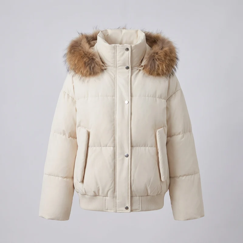 Damen kurze oversized Puffer-Bomberjacke mit abnehmbarem Kunstfellbesatz und verdecktem Reißverschluss.