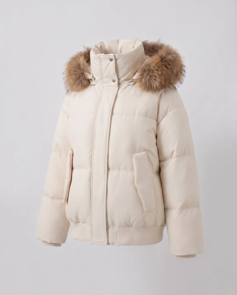 Damen kurze oversized Puffer-Bomberjacke mit abnehmbarem Kunstfellbesatz und verdecktem Reißverschluss.