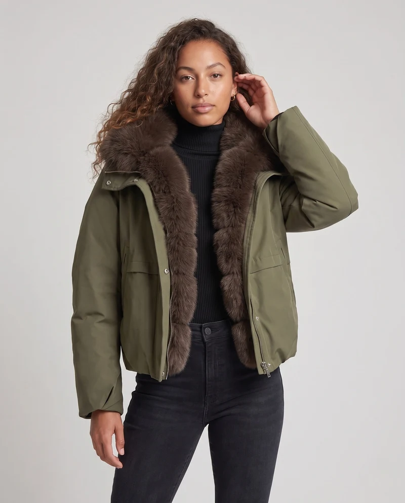 Damen kurzes Parka mit voluminösem Kunstfellkragen, gepolstertem thermischem Futter und verdeckter Druckknopfleiste