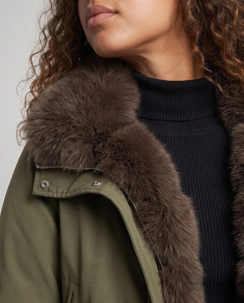 Damen kurzes Parka mit voluminösem Kunstfellkragen, gepolstertem thermischem Futter und verdeckter Druckknopfleiste