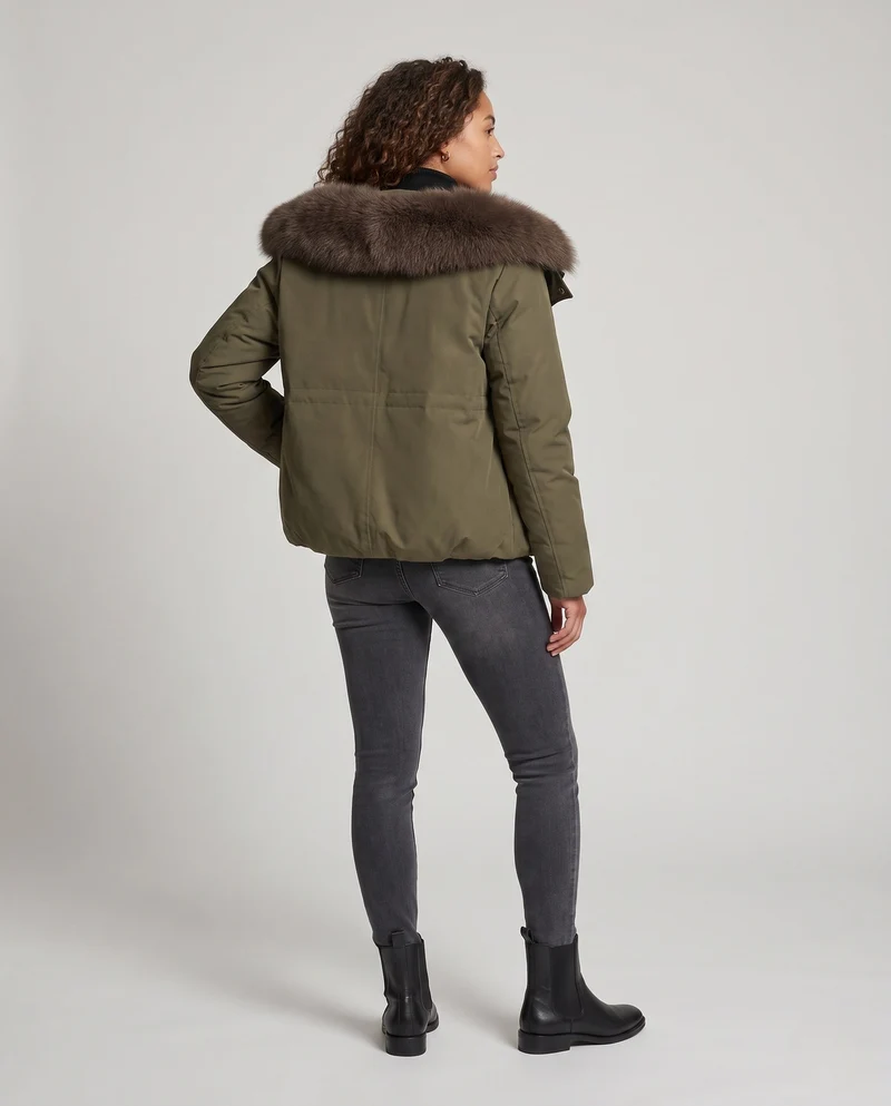 Damen kurzes Parka mit voluminösem Kunstfellkragen, gepolstertem thermischem Futter und verdeckter Druckknopfleiste