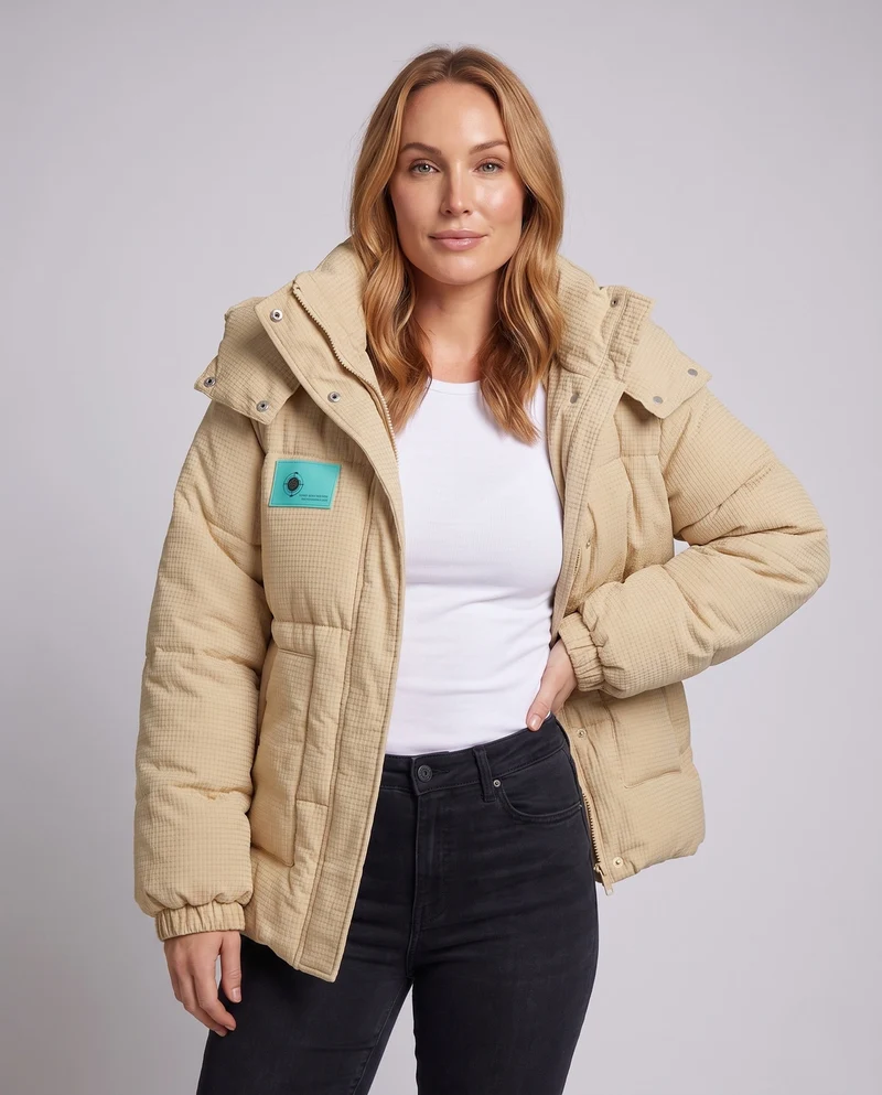 Damen kurze Thermo-Pufferjacke mit strukturiertem Mikrokaro-Stepp und ergonomischem Kapuzenkragen