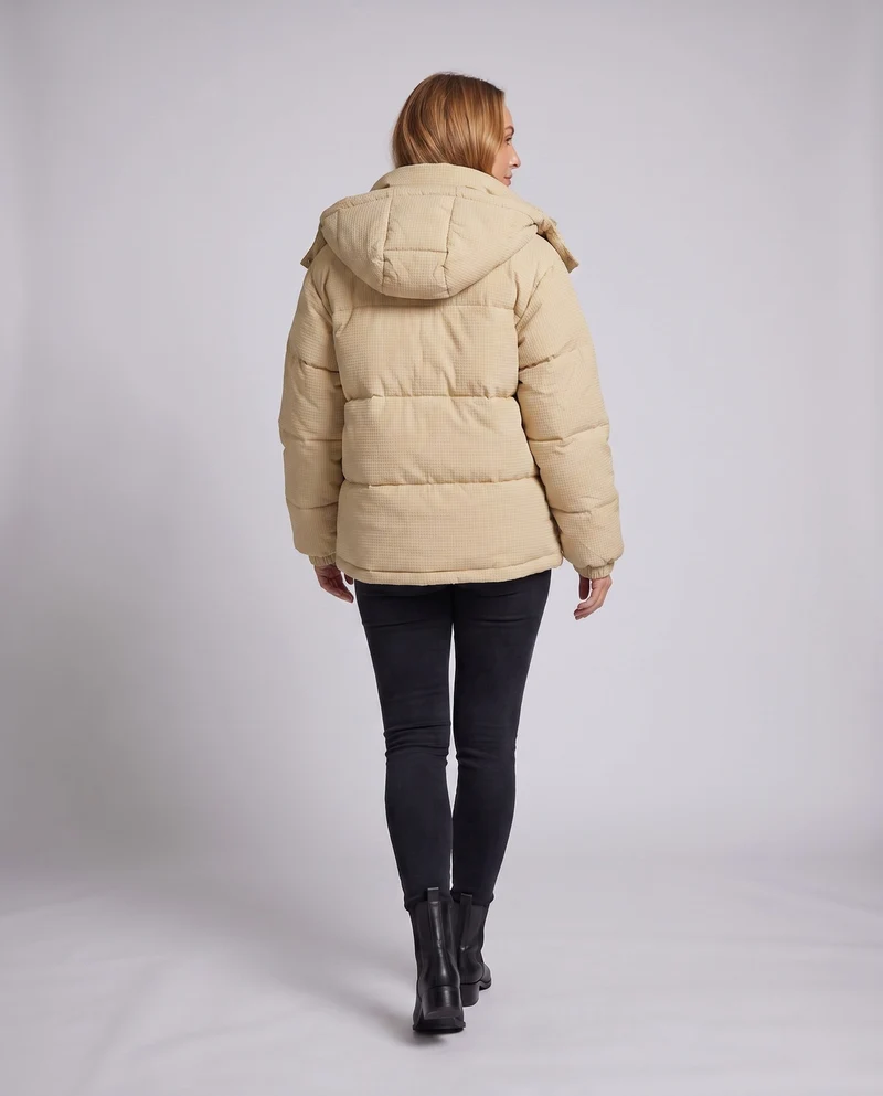 Damen kurze Thermo-Pufferjacke mit strukturiertem Mikrokaro-Stepp und ergonomischem Kapuzenkragen