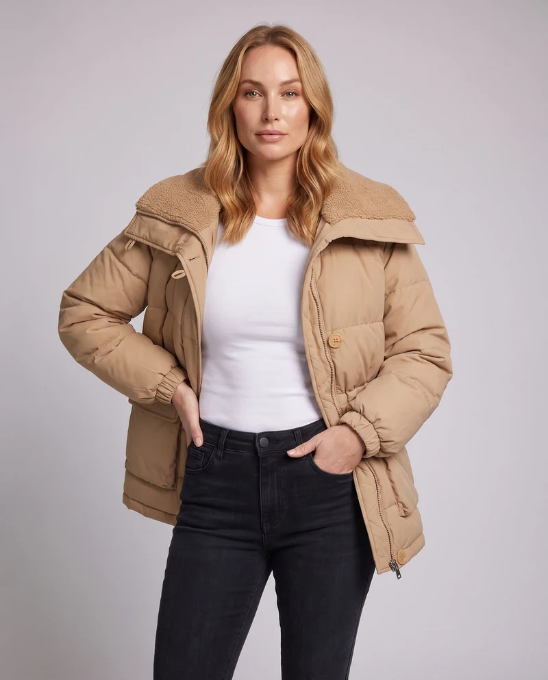 Damen Nan Short thermisch isolierte gesteppte Jacke mit Sherpa Schalkragen und großen Klappentaschen