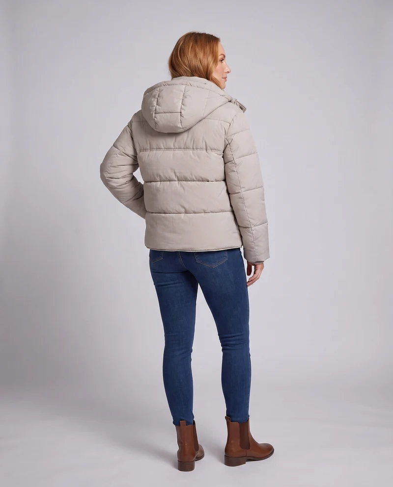 Damen kurze ultra-leichte Stadt-Pufferjacke mit ergonomischer Kapuze, Zwei-Wege-Reißverschluss und versteckten Seitentaschen