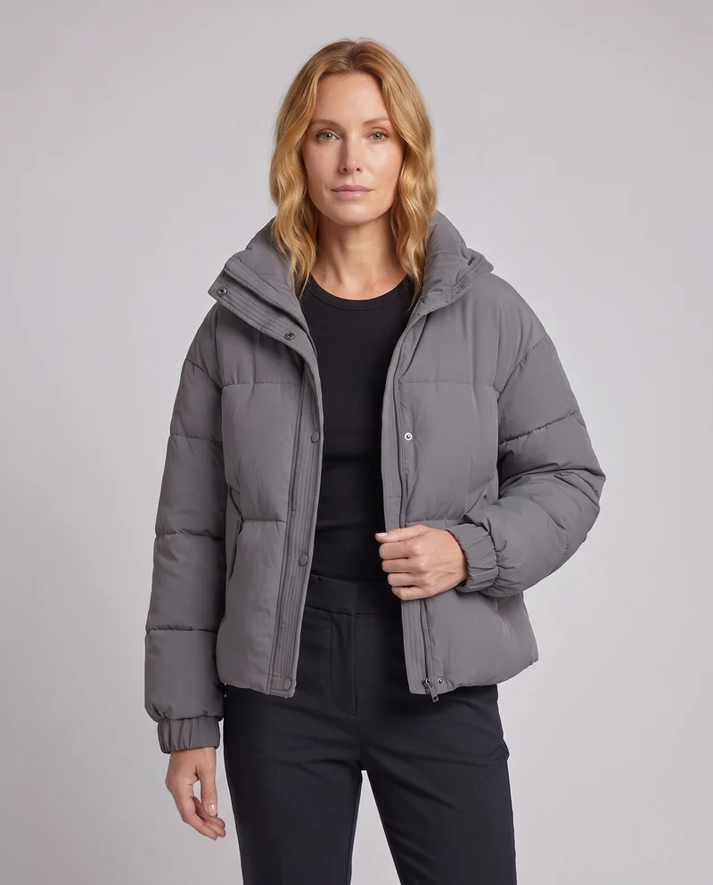 Damen Nan Kurz Urban Steppjacke mit Kapuzeneinsatz, aufgesetzten Taschen und weicher thermischer Innenauskleidung
