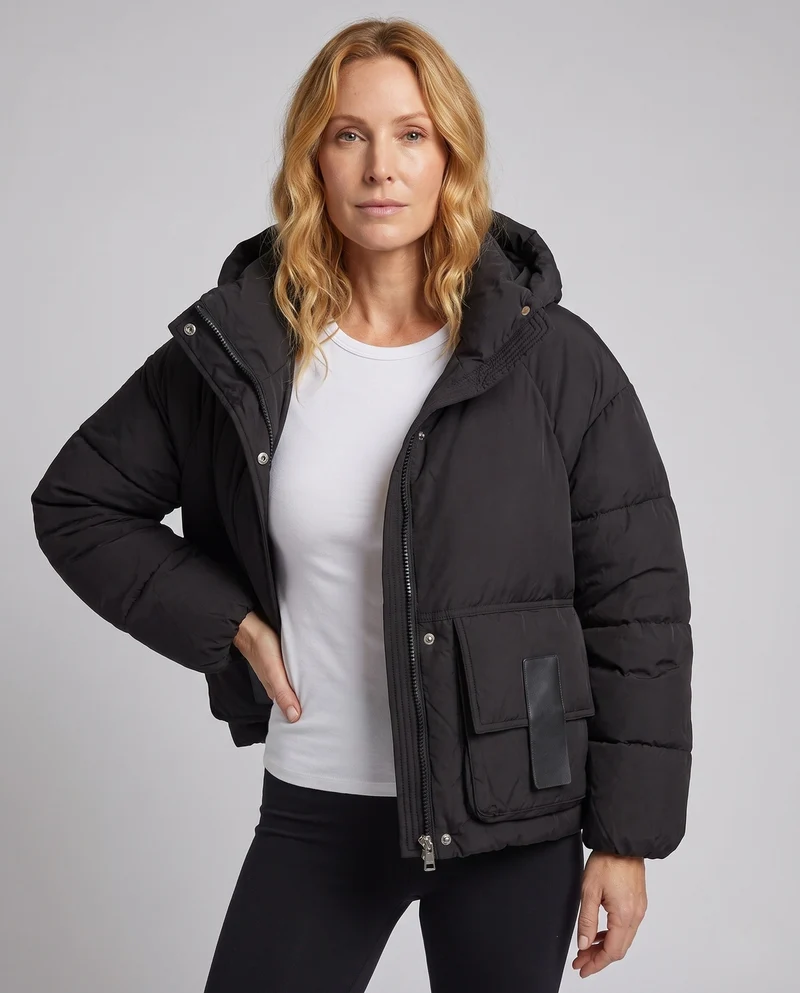 Damen nan kürzere voluminöse Pufferjacke mit überlappendem Stehkragen und großen Klappenpatchtaschen